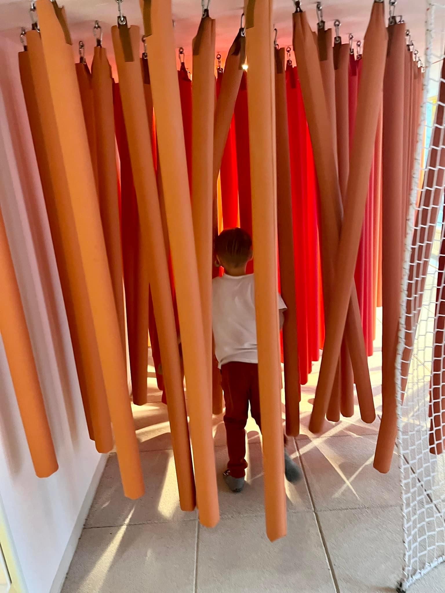 Dziecko bawiące się v sali SensoRysie